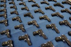 贵阳警方捣毁地下兵工厂 缴枪上万支