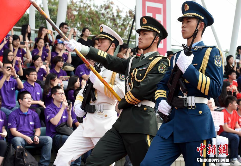 香港大学生参观驻港部队海军<em>基地</em> <em>女生</em>手持双