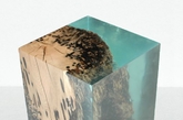 一、材料新尝试：木材的使用。Alcarol提出的7件新品家具系列展示了错综复杂树脂纹理与透明玻璃的时尚结合。