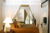 这家位于Plaza Athénée Bangkok的Royal Méridien Hotel拥有四种主题套房，两间皇家套房。浓郁的东南亚皇家风情与时代感结合，让你体验金碧辉煌的奢侈享受。（实习编辑：王臻）