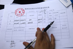 株洲：排队上缴超标公车