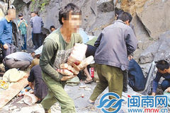 福建一货车侧翻 市民：不抢的是傻子