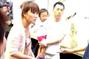 大陆小孩在香港街头小便 父母与港人起冲突(图)