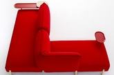 西班牙设计师Patricia Urquiola 为意大利家具品牌Moroso 设计的模块式沙发。这个沙发系统命名为“Tender” ，其独特之处在于组成的各部分可以灵活移动，根据实际需要转化出新鲜多变的外形。沙发的主体部分采用了铝制框架，设有纤细的木腿，敦厚的软垫由单面平纹针织布包覆。沙发的靠背可以弯折和移动位置，配合不同的摆放方式，及小茶几的灵活利用， 形成不同的组合。（实习编辑：胡嘉怡）
