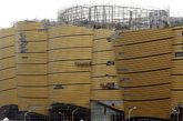 5月9日，湖北省武汉市，武昌楚河汉街太极广场附近。在建的武汉室内电影文化公园主体工程已经完成，建筑外立面贴满了“土豪金条”。工人正在紧张施工中。整个建筑放眼望去就像是很多“金条”装饰出的一个个巨型“黄金屋”。