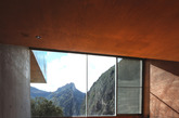 墨西哥P+0建筑师事务所完成了在墨西哥北部山区的Narigua house。为了避免茂密区域的丛林，家的概念变成了围绕整个生态系统而起，三个盒子般的板块重叠而成，不同方位不同形状彼此交叉，形成悬臂，和随后的梯田垂直。