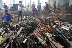 长沙警方用熔炉销毁枪支4236支