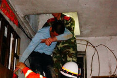 男子乞讨得200元怕被抢 躲到天台想跳楼