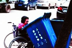 残疾婆婆坐轮椅捡垃圾