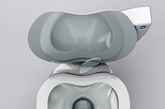 设计师Milos Paripovic设计的马桶作品“iPoo”，采用了苹果LOGO的相似造型，无论他是出于讽刺，还是出于苹果粉的奇思妙想，他的创意真是令人赞叹啊!
