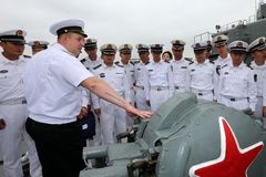 中国参演官兵登上俄瓦良格号