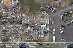 被龙卷风席卷过的大地