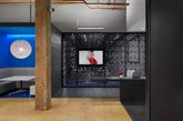 Adobe的新办公室位于美国旧金山Townsend 街410号，一共四层，总面积达4088平方米，室内十分独特。