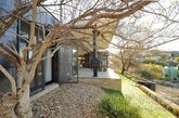 Wasserfall Munting重新诠释了这所1950年建于纳米比亚的的房子。尽管从外部看上去有些笨重简陋，但室内装修却格外温馨舒适，置于宁静的树林中能更好的享受户外生活。（实习编辑：王臻）