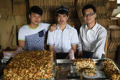 维汉大学生合伙卖切糕 日入10万元