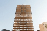 为了获得最好的景观，日本一家软件公司的程序员Koji Nakaya租下了东京东边Funabori Ekimae Toki Tower大楼一套位于27层的公寓，月租金为1,150美元。（实习编辑：胡嘉怡）