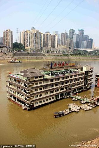 重庆豪华酒店似漂浮水中 船身上建亭台楼阁引争议