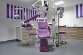 这间牙科诊所采用现代巴洛克风格装修，主打简明的白色和高贵的紫色。浮雕墙面、贵妃躺椅和描金处理的壁纸渲染出皇室复古氛围，柔和的紫色使得冰冷的医疗仪器充满温度。（实习编辑：王臻）