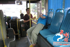 南京一8旬老太骂晕公交女司机