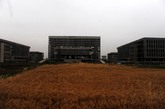 图为正在兴建的遂平县委县政府大楼。（实习编辑：石君兰）