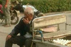 网曝山东城管撞翻老人摔鸡蛋