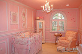 粉红色是一个平静和放松的颜色，是女孩房间的常用色。它具有镇静的作用，但过多的粉红也可能会导致激动和焦虑，所以不要让粉红色充满整个房间。（实习编辑：庄沐林）
