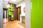这间由M2 Design Studio设计工作室打造的公寓，位于保加利亚，面积120平米。公寓的屋主是一个旅行家，富有冒险精神，因此，他的住宅也相当富有个性。大色块的鲜绿色十分显眼，显得年轻且富有活力。至于卧室，则选择了红色和绿色两大主题进行设计。（实习编辑：胡嘉怡）