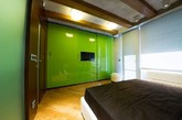 这间由M2 Design Studio设计工作室打造的公寓，位于保加利亚，面积120平米。公寓的屋主是一个旅行家，富有冒险精神，因此，他的住宅也相当富有个性。大色块的鲜绿色十分显眼，显得年轻且富有活力。至于卧室，则选择了红色和绿色两大主题进行设计。（实习编辑：胡嘉怡）