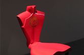 旗袍中妩媚的色彩，优美的人体曲线是代表了20世纪三、四十年代中国女性的小资生活。昨天是穿在身上的衣，今天是坐着的椅。坐在椅子上，还是椅子在坐，无从而知，椅子也有着自己的坐姿语言。（实习编辑：王臻）
