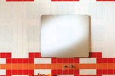 对于面积较小的卫生间，浅色瓷砖有利于扩展视野空间，反光也可提高小空间亮度。可以选择永远流行的白色系，也可以青睐红、橙、蓝等冷暖色调的花饰瓷砖，其实，二者都具有明快、简洁、时尚的特点。而小规格瓷砖因铺贴的多变性日渐成为时尚新宠。（实习编辑：辛莉惠）