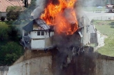 6月13日消息，美国德克萨斯州一对夫妇烧掉了自己372平米的豪宅，这座豪宅坐落在75英尺（约合23米）的峭壁边。（实习编辑：胡嘉怡）