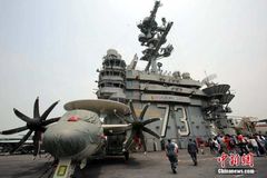 美航母停靠香港 载70架战机