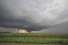 双龙卷风袭击美国村庄震撼场面