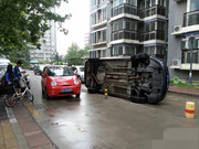 北京一黑色别克车因堵路被居民开车顶翻在路边 
