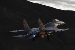 南空歼11部队夜训 引擎喷蓝火