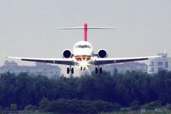 ARJ21首架交付飞机在上海首飞