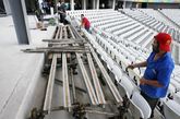 圣保罗球场的工人们紧锣密鼓争取赶在开幕之前完成球场坐席布置。