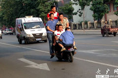 河南6男子乘一电动车出行