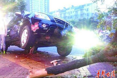 长沙一越野车连撞11人