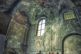 据《每日邮报》报道，来自波兰华沙的历史老师Pati Makowska从12年前第一次对拍摄废墟产生兴趣，之后便热衷于记录欧洲最美的废墟，这些地方都曾经繁华一时，现在即便已经荒废，但从蛛丝马迹中还是看得出昔日的辉煌，有华丽的楼梯、褪色的壁画和废弃的幼儿园以及绘画相当繁复的天花板、文艺复兴时期建筑到宏伟的大厅等等。被遗忘的壮观图片展示了欧洲建筑的辉煌，但摄影师不愿透露具体拍摄地点。（实习编辑：胡嘉怡）