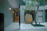 日本建筑师桥本夕纪夫（Yukio Hashimoto）设计的F-House是一座双层住宅，位于以艺伎文化闻名的京都祗园地区。极简的设计风格，融入了日本传统的折纸技艺，在屋角和门檐上的轻盈的一折，赋予了建筑独特的灵性。建筑是极简的盒子外形，立面如同一张干净的白纸。折叠细节的采用，改变了建筑原本容易呈现出来的封闭性和沉重感。正面的木门采用马栗木制作，在色彩和质感上与墙壁形成反差。建筑外墙不开设窗户，像许多日本建筑一样是通过一个露天的中庭实现采光。这样的中庭，即在室内，又在室外，能感知时间光暗、四季雨雪的变化。（实习编辑：胡嘉怡）