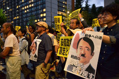 日本首相官邸被万人包围