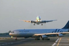 两飞机跑道上险相撞