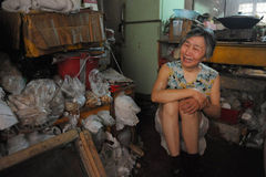 男子欠巨款失踪7年 67岁母亲打工还债