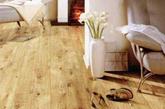 在炎热的季节，如果家中铺设了竹木地板，一定有不一样的清凉舒适感受。竹木地板作为一种新颖的复合地板，具有环保、美观、价格便宜、冬暖夏凉、安装方便等多种优点，近年来越来越受消费者的喜爱。本期小编为大家带来的几款竹木地板打造的清凉家居，说不定会让你产生安装竹木地板的冲动哦！（实习编辑：辛莉惠）