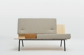 德国工作室Aust&Amelung 设计的一款模块沙发，外形简约轻便，其独特之处是靠垫和坐垫可以根据使用需要灵活调整位置。沙发的木制框架上设有平行的缝隙，可通过绳索和卡扣将靠垫/坐垫临时固定在一个位置，方便根据需要随时调整。（实习编辑：石君兰）