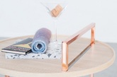 瑞典女设计师Anny Wang 完成的Akin系列家具作品，包括陈列架、橱柜和边桌。三件作品都采用类似的基础结构，使彼此之间呈现出很强的关联性，其共同的特点是在实际使用中十分灵活。陈列架为金属管材框架配白蜡木隔板，开放式的格局，使其在视觉上显得轻盈，设计没有区分空间方向性，在使用中能灵活摆放位置。橱柜的表面采用变色乙烯基材料制作，相互拼接的面板，加以色彩的反射变化，使其在外形上更富有流动性。边桌的金属管材从白蜡木桌面上伸出，形成一个天然的手柄。（实习编辑：石君兰）