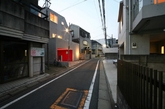 Taishido住宅是坐落在东京西部人口稠密的Taishido区的一所城市住宅。它为一个年轻的家庭设计，家中还包括一只宠物猫。 车库内被涂上鲜艳的粉红色，弥补了地区强制要求的灰色粉刷的外墙的黯淡色彩。住宅的不对称屋顶线将它的趣味性和体积最大化。建筑师创造出一个复杂的内部空间，由大小不等的房间组成，它们堆叠在彼此顶部，有三个楼层高。为家猫创造了小开口和台阶，让它可以在房间之间自由地行动，留下宽敞的楼梯，折跑形成一个图书室，成为一个家庭成员宁静休息的地方。（实习编辑：温存）