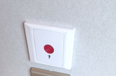 会所每一间房都设有红色紧急报警按钮。图为会所紧急报警按钮。（实习编辑：辛莉惠）