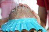 婴儿洗头帽。有了它，就不用怕给宝宝洗头的时候水会弄到眼睛或者呛到他啦。（实习编辑：温存）